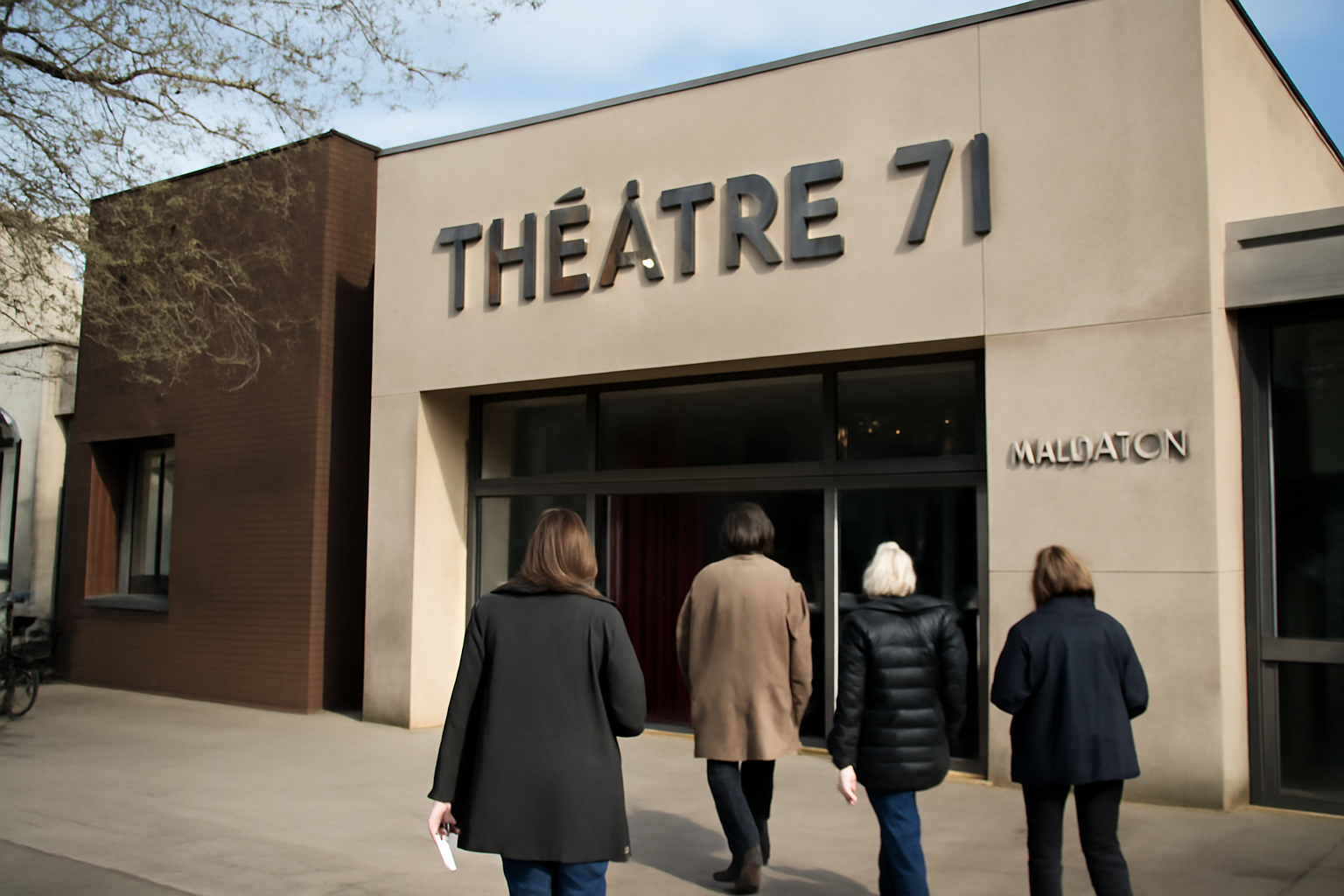 Théâtre 71 à Malakoff, façade et entrée, scène photo réaliste